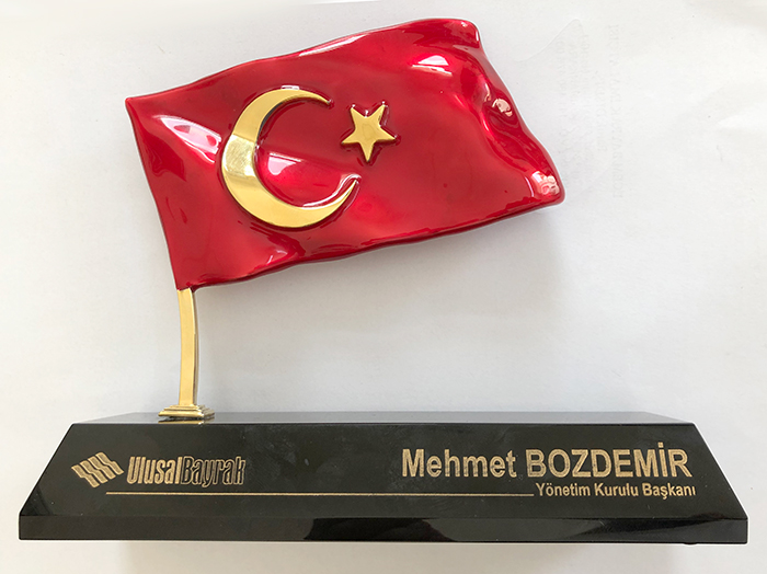 Dalgalanan Bayrakl� Masa �simli�i