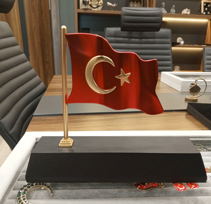 MVIP02 Vip Dalgalanan T�rk Bayrakl� Masa �simli�i