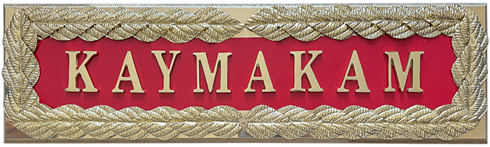 20x70 cm KAİDELİ PİRİNÇ YAPRAKLI KAYMAKAMLIK KAPI TABELASI ( Her Boy Yapılmaktadır.) 20x70 cm KAİDELİ PİRİNÇ YAPRAKLI KAYMAKAMLIK KAPI TABELASI ( Her Boy Yapılmaktadır.)