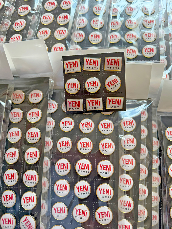 Yeni Parti Metal Yaka Rozeti - Yeni Parti Rozeti